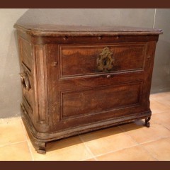 Coffre simulant une commode , France 17ème Coffres
