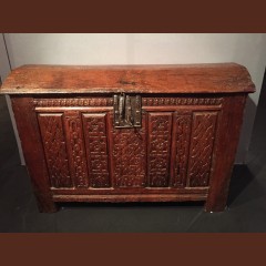 Coffre renaissance bombé à décor d'entrelacs géométriques, Bretagne vers 1580. Coffres