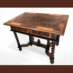 Bureau à six pieds à décor en incrustations de bois indigènes, époque Louis XIV Bureaux