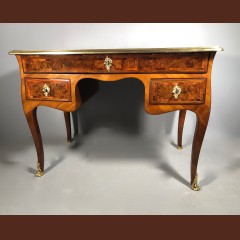 Petit bureau en placage de bois indigènes, Provence époque Louis XV Bureaux