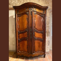 Armoire de mariage galbée en noyer, Vallée du Rhône vers 1750. Armoires