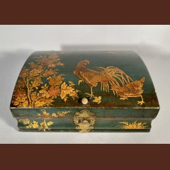 Coffret de toilette en vernis martin bleu à décor japonisant vers 1730. Coffret